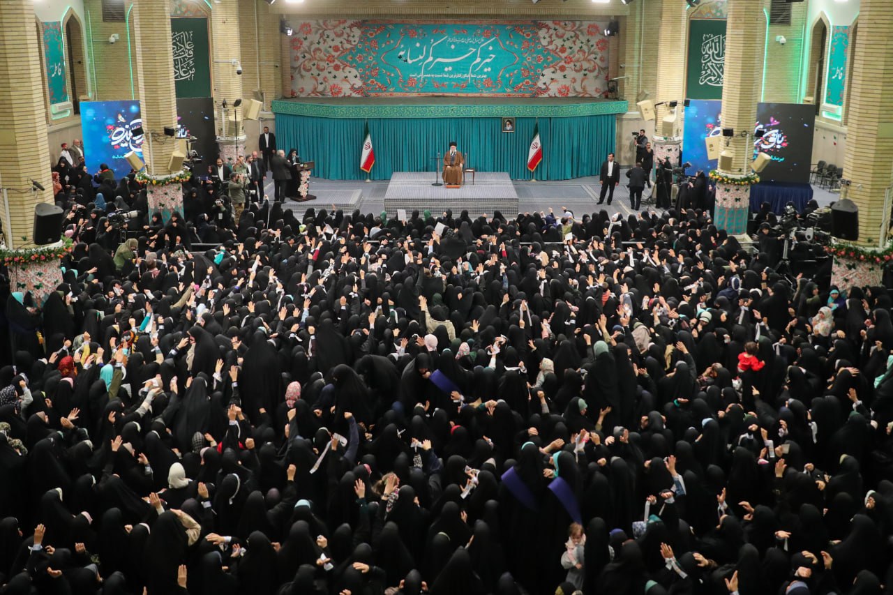 عکس/دیدار امروز هزاران نفر از زنان و دختران مناطق سراسر کشور با حضرت آیت‌الله خامنه‌ای