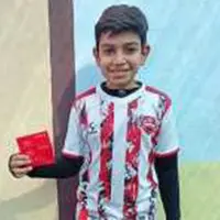 دانشآموز لاری پساندازش را برای خرید نیمکت مدرسه اهدا کرد