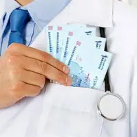 افشاگری تلخ نماینده مجلس: مردم برای دادن زیرمیزی به پزشکان دنبال وام هستند