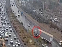 لحظه هولناک قیچی کردن تریلی در هوای بارانی مشهد