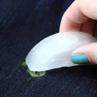 ترفند نجات لباس از چسب قطره‌ای