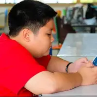 چاقی در انتظار کودکانی که زود گوشی به دست می‌شوند