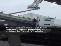 نجات نفسگیر یک راننده معلق از پل