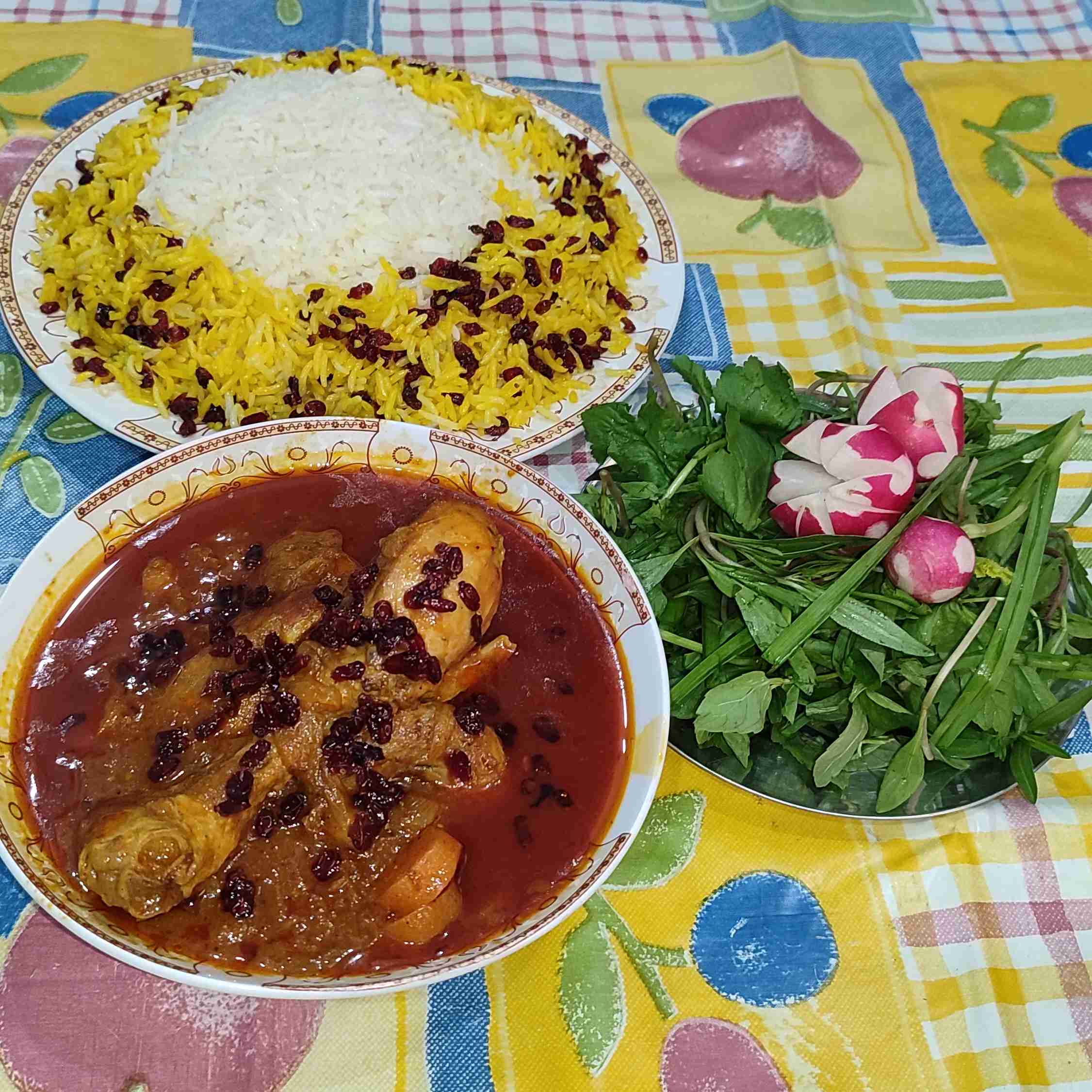 تایم ناهار ..زرشک پلو با مرغ..نوش نگاهتان..😋طرفداران این غذای خوشمزه کیان؟...🏁🏁🏁☺️