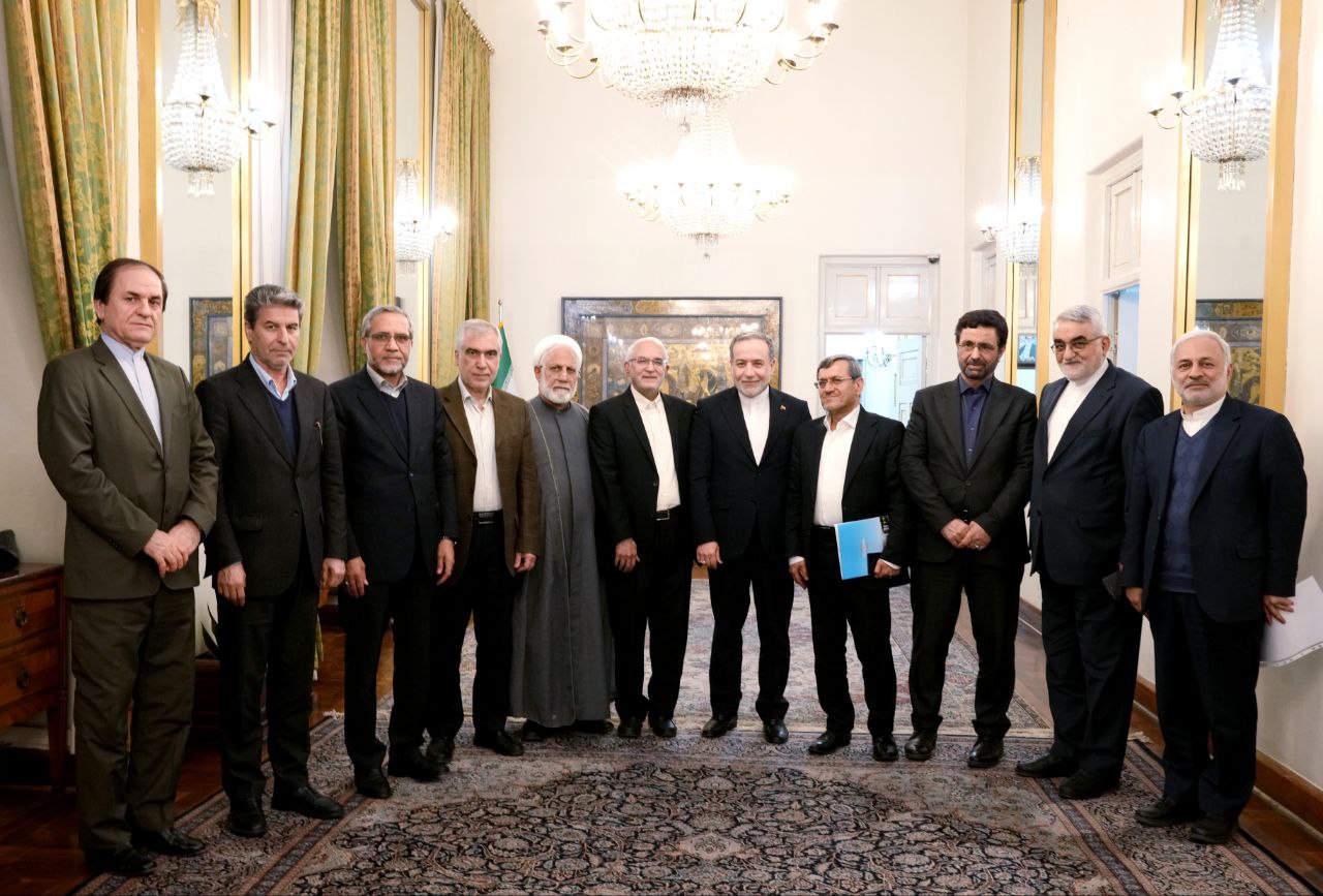 نشست عراقچی با جمعی از نمایندگانی که سابقه فعالیت در دستگاه دیپلماسی داشتهاند