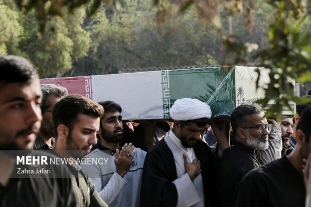 عکس/ تدفین شهید گمنام در پردیس شهید بهشتی بندرعباس