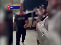 ضرب و شتم وحشیانه مردم توسط اراذل و اوباش 