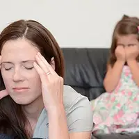 با قشقرق‌ راه انداختن کودک مان در جمع چه کنیم؟ 