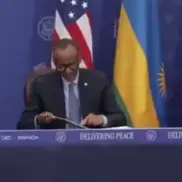 لحظه امضا توافق صلح میان رواندا و کنگو با حضور ترامپ