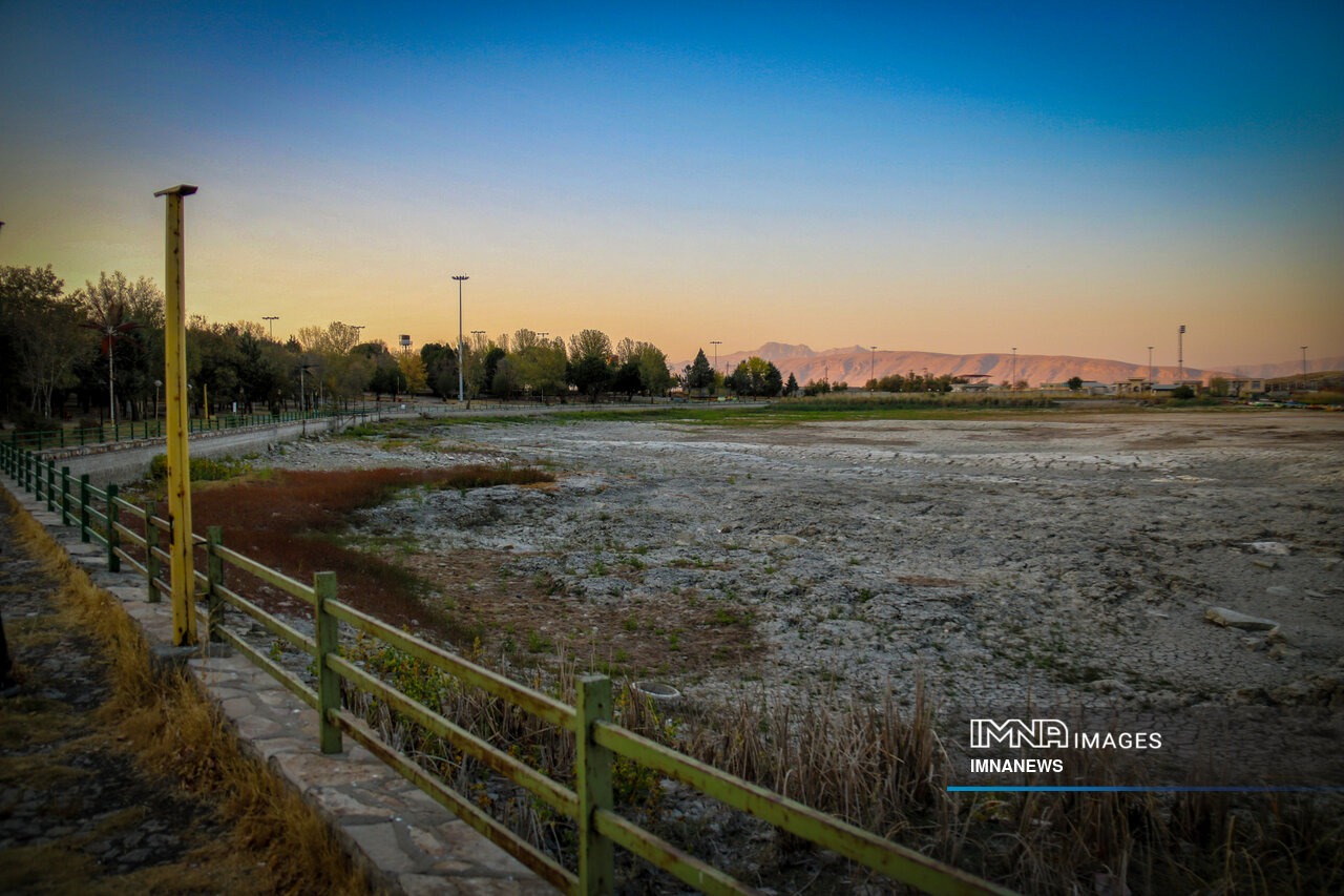 عکس/ مرگ نیلوفرِ کرمانشاه؛ آغاز فصلی تلخ از بحران آب