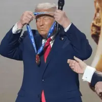 طعنه عزیزی به اعطای جایزه صلح فیفا به ترامپ؛ فقط مانده بود B2ها هم نشان انساندوستی بگیرند!