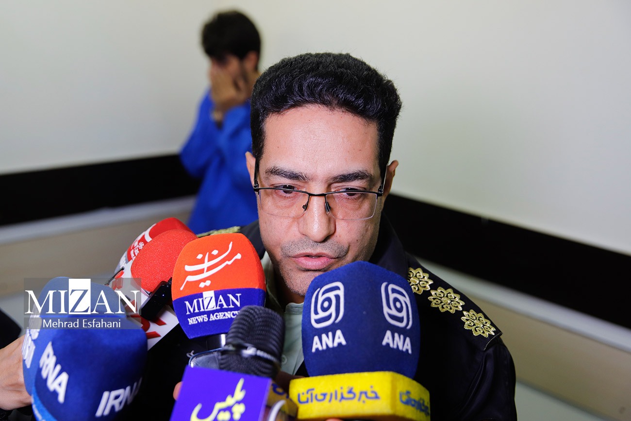 عکس/دستگیری کلاهبردار مامورنما در تاکسیهای اینترنتی