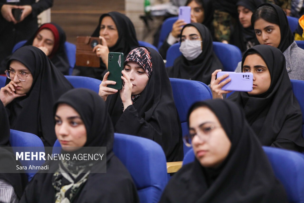 نشست صمیمانه دانشجویان با معاون اجرایی رئیسجمهور در مشهد