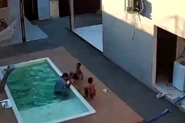 نجات نفس‌گیر دو برادر پس از افتادن در استخر