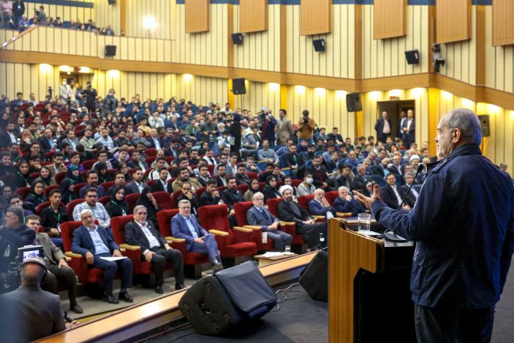 بگو مگوی یک دانشجو با پزشکیان