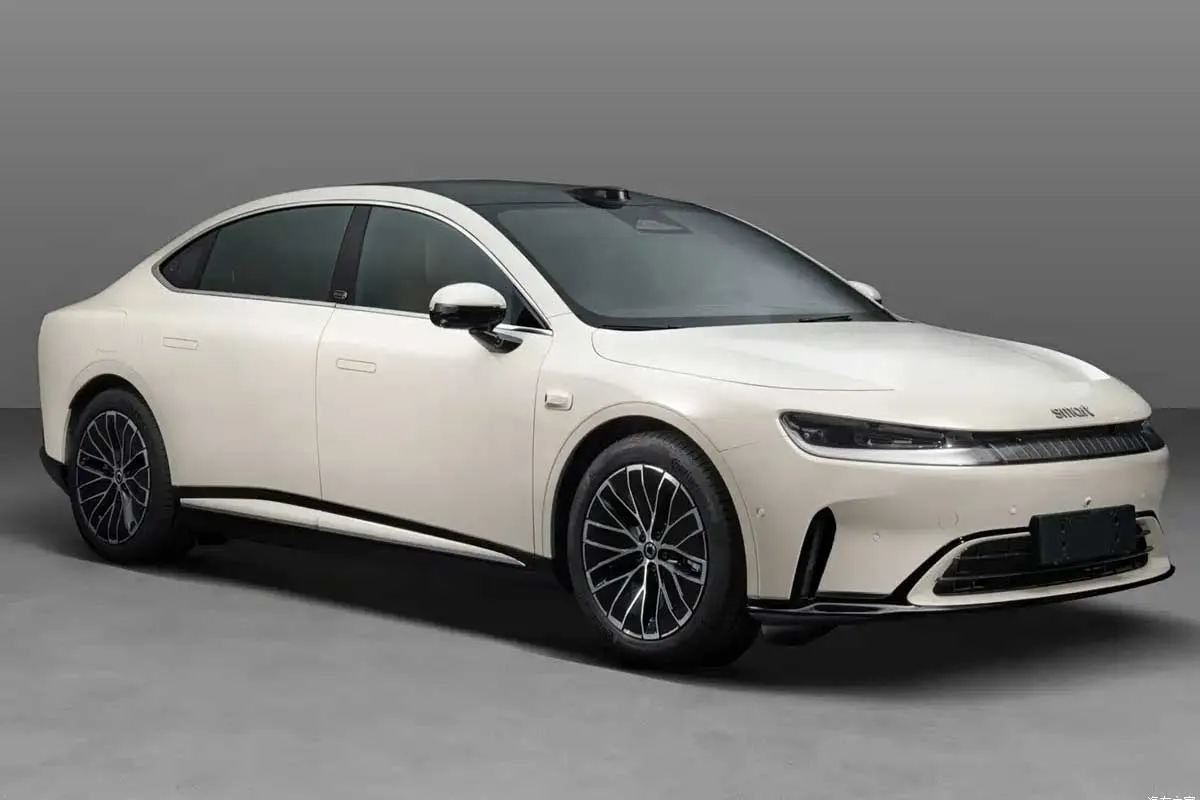 اسمارت #6، اولین سدان برند شهری مرسدس با پیشرانه هیبرید جیلی