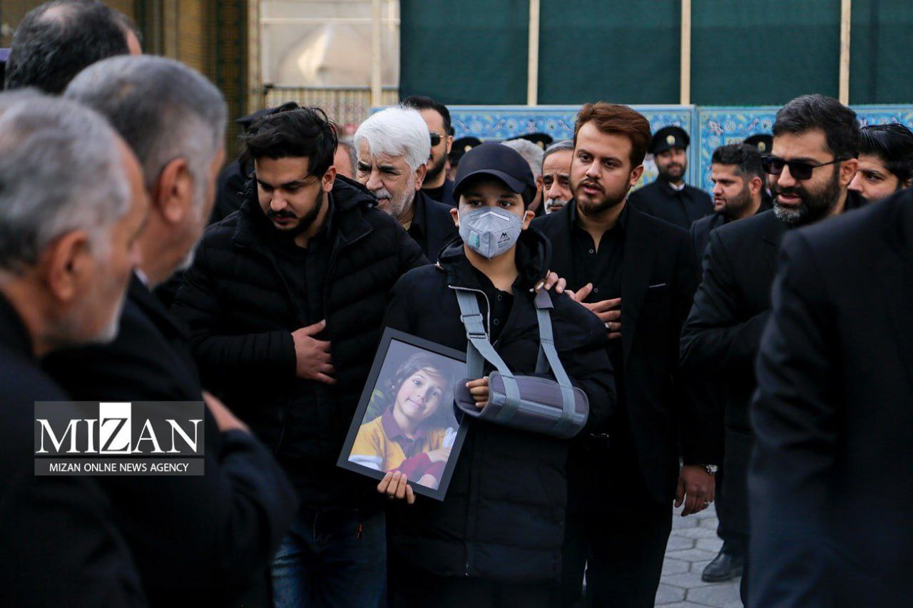 عکس/  تشییع پیکر فرزند دیگر معاون رئیس‌جمهور در حرم رضوی 