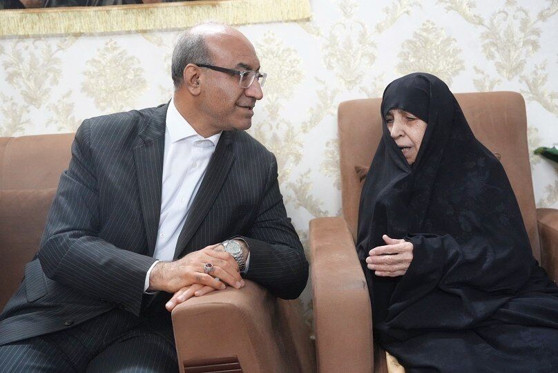 حضور استاندار کرمانشاه در منزل شهیدان امیری و توحیدی