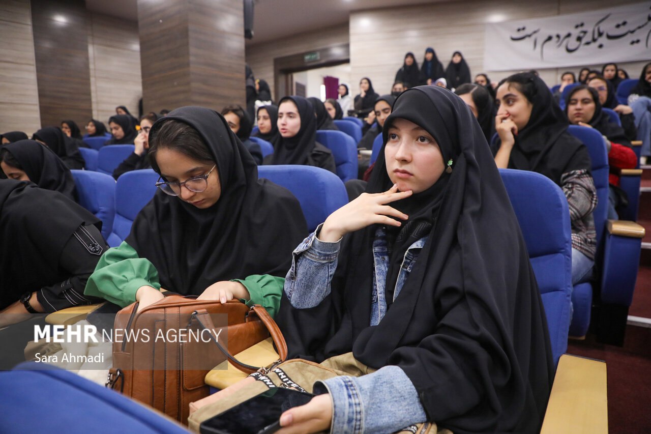 نشست صمیمانه دانشجویان با معاون اجرایی رئیسجمهور در مشهد