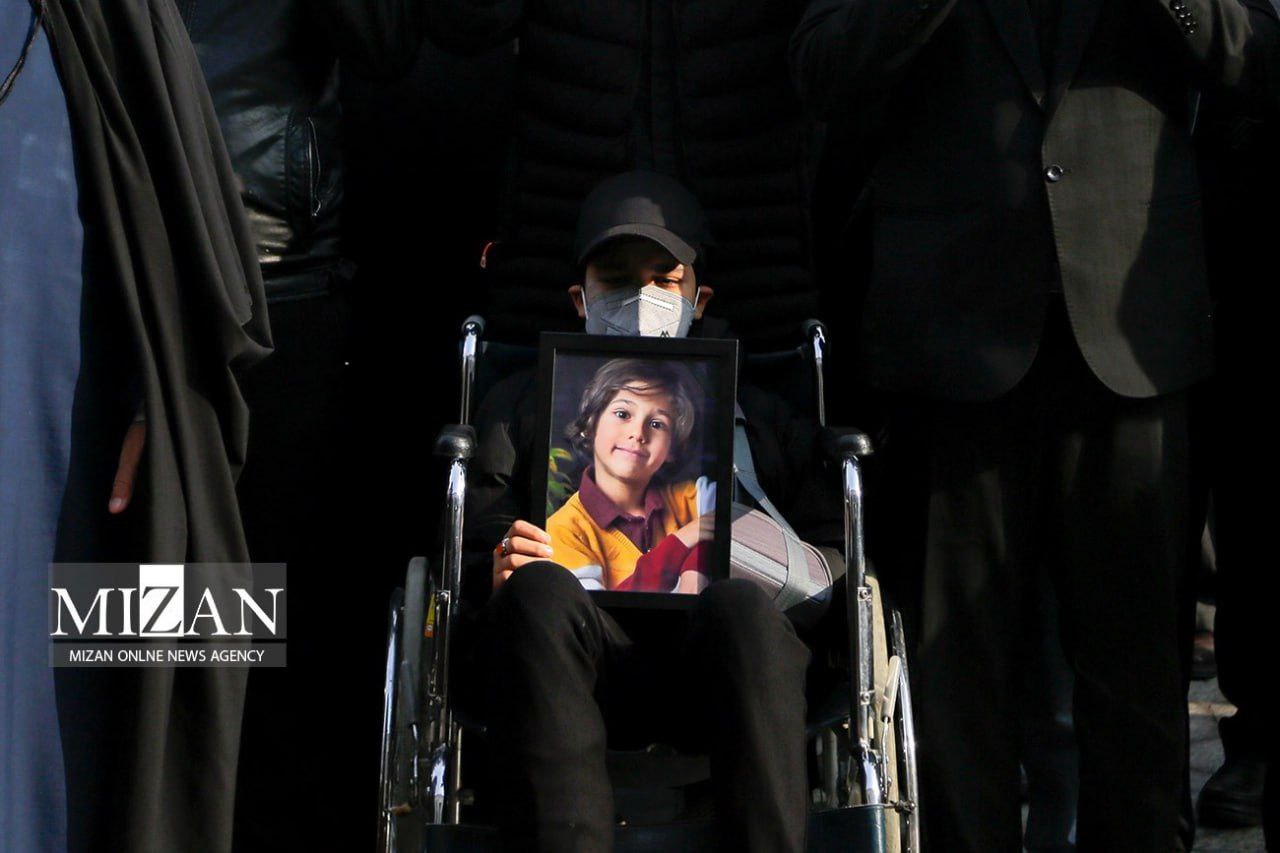 عکس/  تشییع پیکر فرزند دیگر معاون رئیس‌جمهور در حرم رضوی 