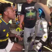 نبرد انسان و ماشین؛ شکایت از یوتیوبر معروف بهدلیل خفه کردن یک ربات!