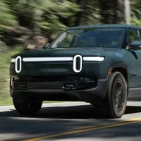 شتاب باورنکردنی پیکاپ ریویان R1T، سریع‌تر از کوروت و ۹۱۱!