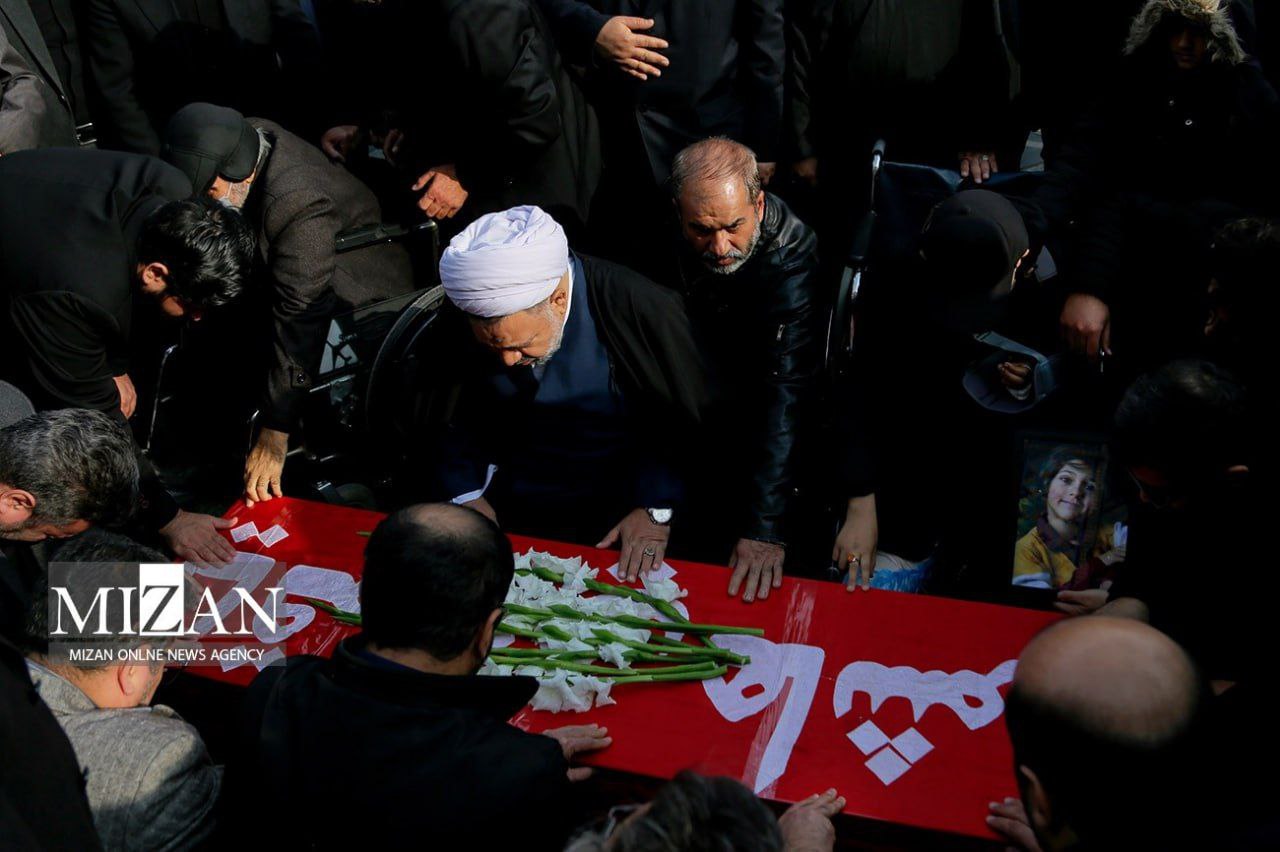 عکس/  تشییع پیکر فرزند دیگر معاون رئیس‌جمهور در حرم رضوی 