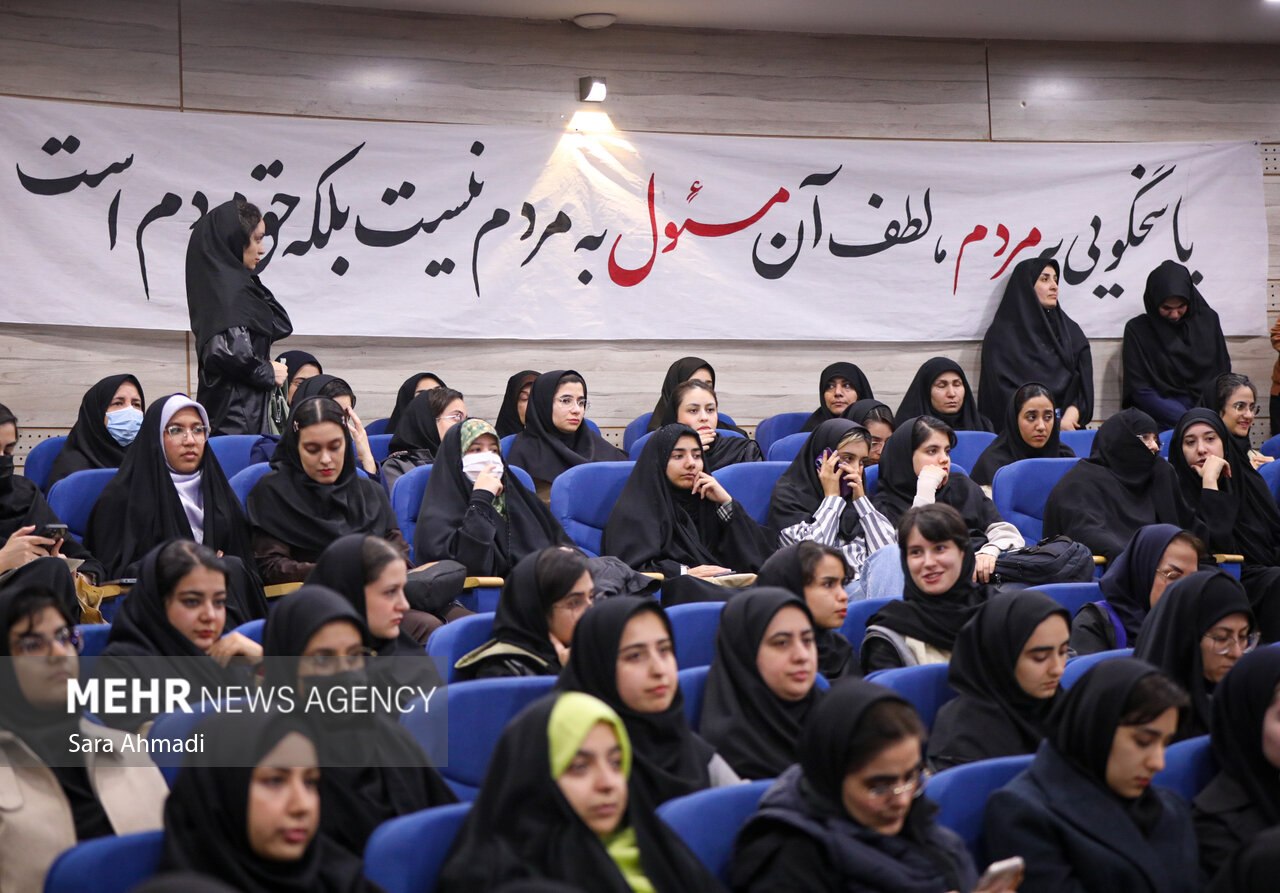 نشست صمیمانه دانشجویان با معاون اجرایی رئیسجمهور در مشهد