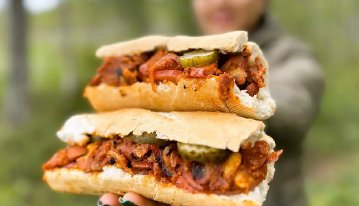 سوسیس بندری؛ ساندویچی که از قدیم تا امروز محبوب ماند