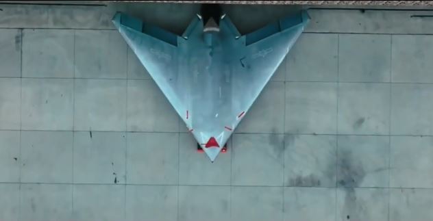 چینیها از تجهیزات نظامی خود در هوا رونمایی کردند