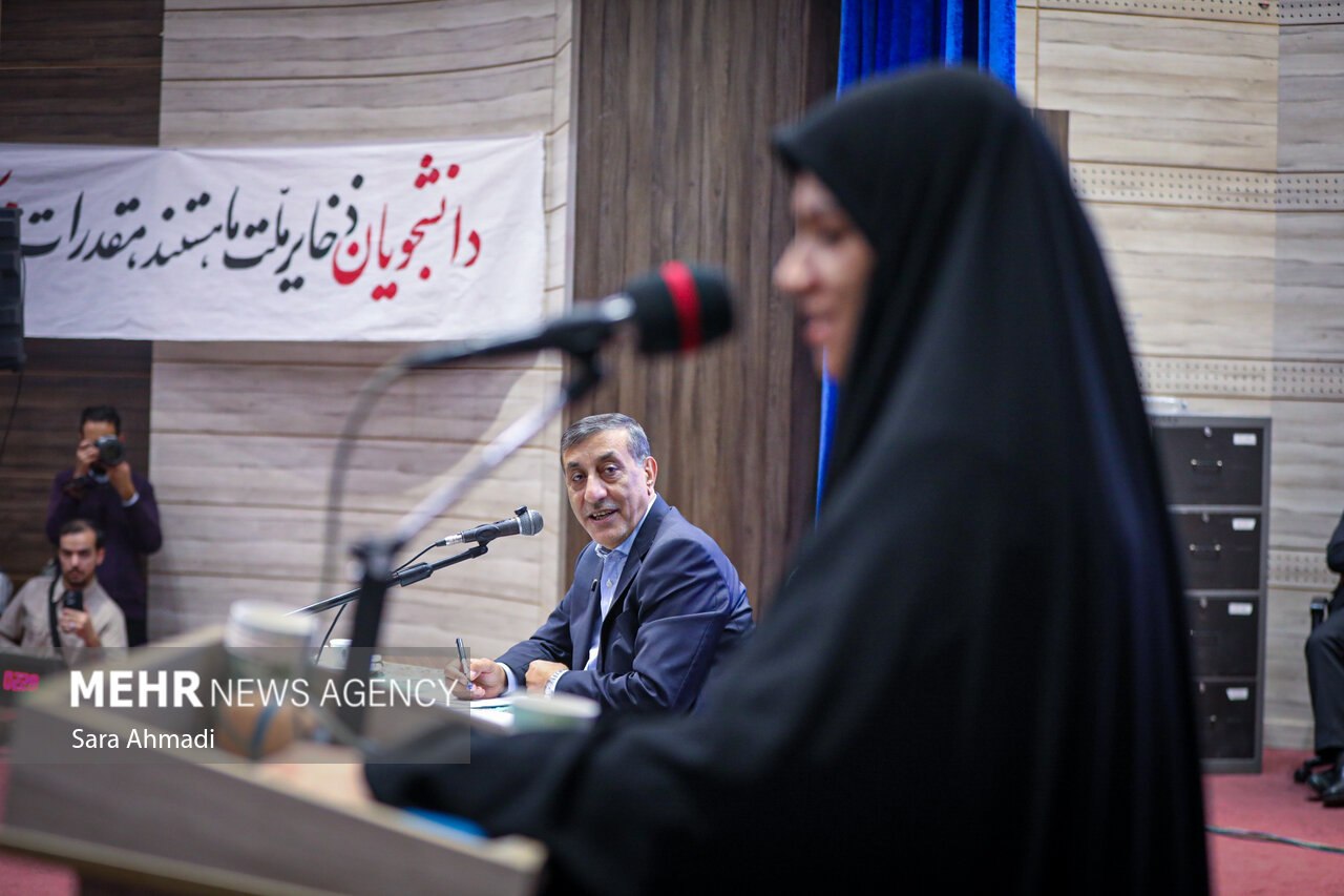 نشست صمیمانه دانشجویان با معاون اجرایی رئیسجمهور در مشهد