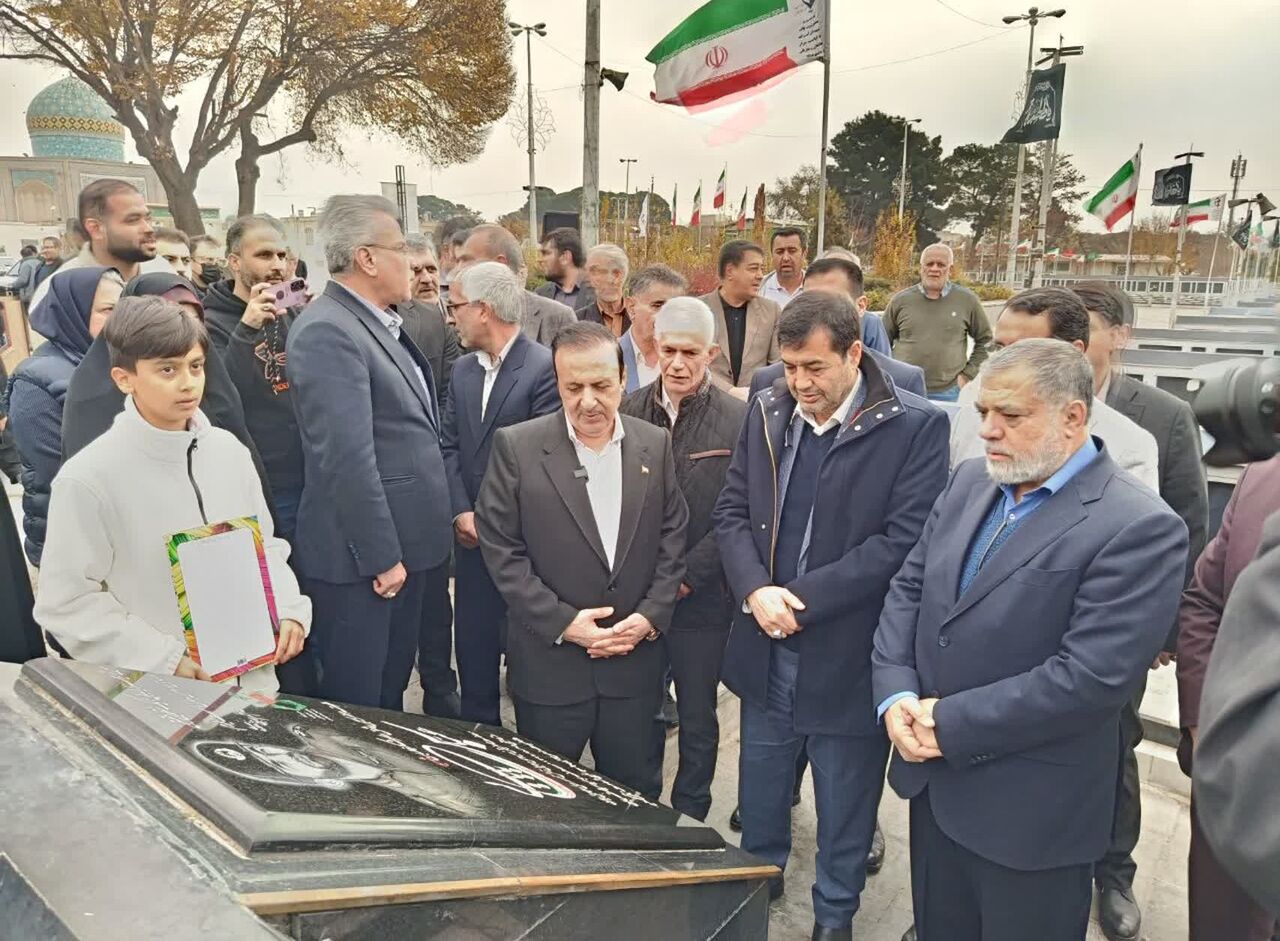 وزیر ورزش و جوانان به مقام شامخ شهدای قزوین ادای احترام کرد