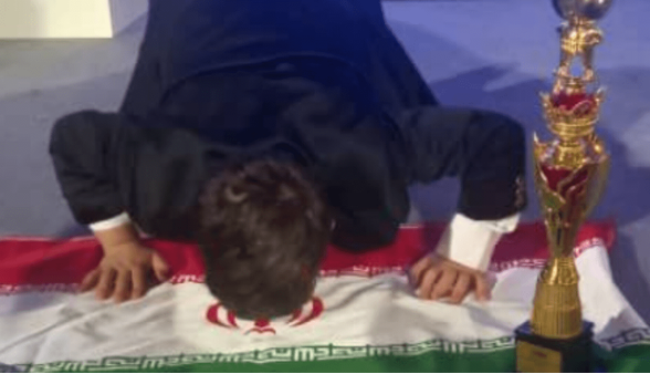 دانش‌آموز نخبه ارومیه‌ای در قلب گرجستان بر پرچم ایران بوسه زد