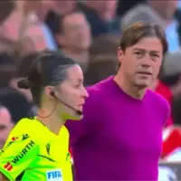 درگیری سرمربی سویا با کمک‌ داور زن!