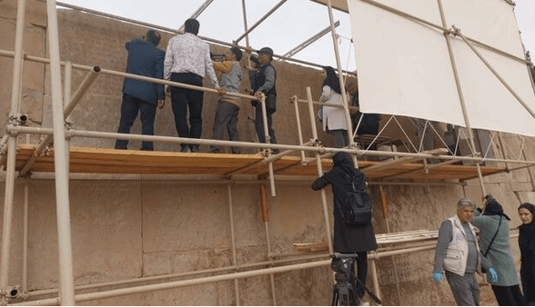 نمایش کتیبه سهزبانه داریوش اول در تخت جمشید