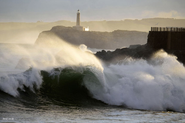 موج قدرتمند جان ۴ اسپانیایی را گرفت