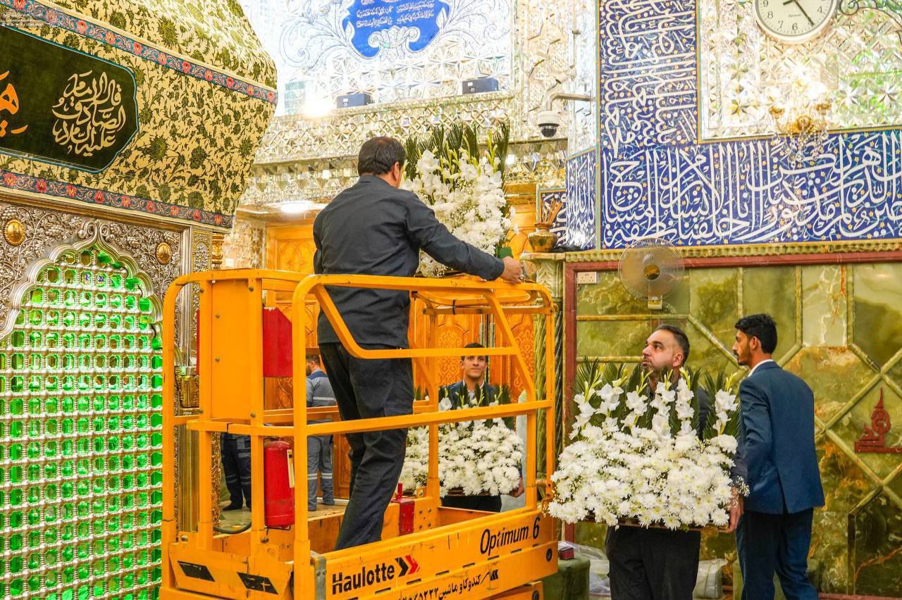 عکس/ گل‌آرایی ضریح امیرالمومنین(ع) به‌مناسبت ولادت حضرت زهرا(س) 