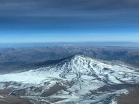 نمای هوایی از دماوند برفی در ۱۶ آذر ۱۴۰۴