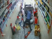 حادثه هولناک یک تیبا در تعویض روغنی و گیر کردن پای راننده !