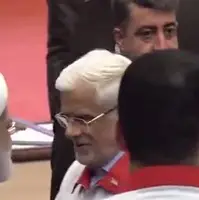 عارف لباس هلال احمر را بر تن کرد