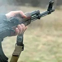 دستبند پلیس بر دستان عامل تیراندازی در شیراز