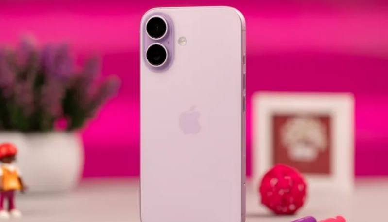 آیفون ۱۷ بهعنوان گوشی سال MKBHD انتخاب شد