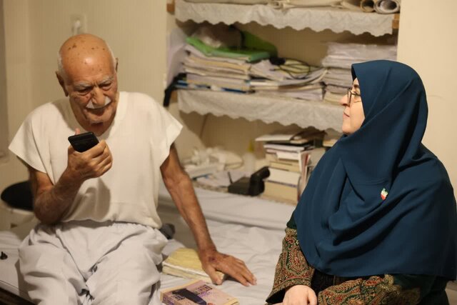 سخنگوی دولت با خیر مدرسه ساز کرمانی دیدار کرد