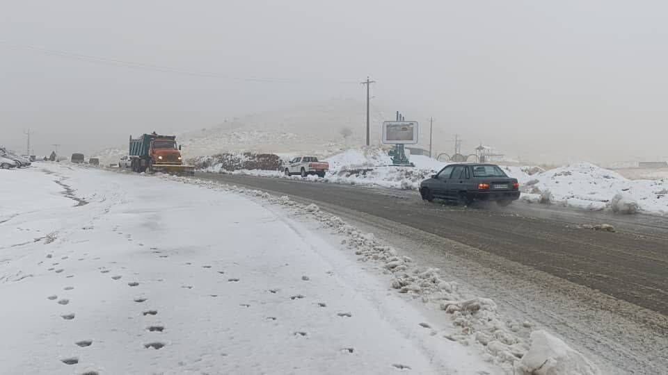 تداوم بارش برف در آزادراه تبریز - زنجان؛ کمکرسانی به ۷۶ خودرو در آذربایجانشرقی