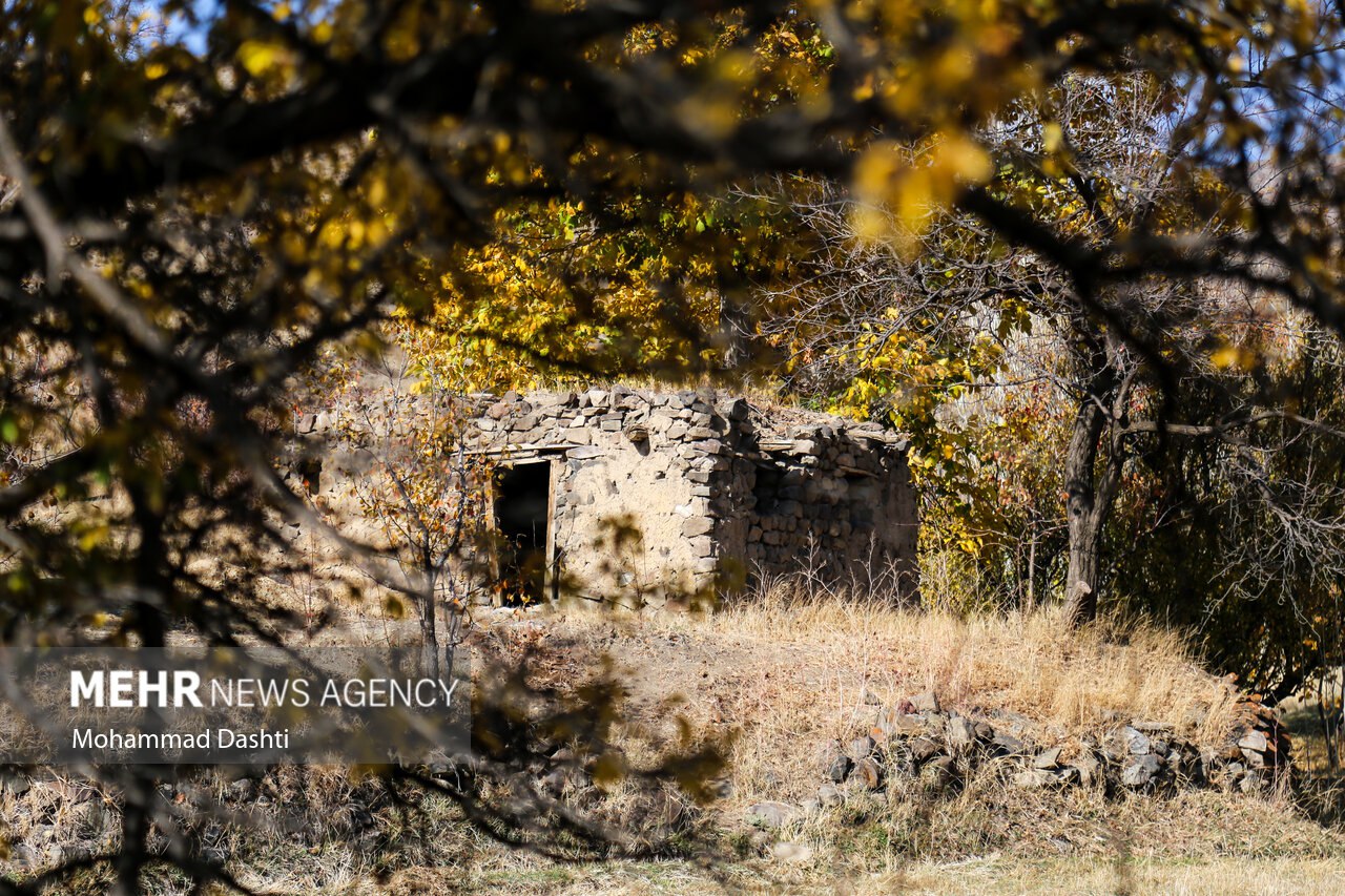  طبیعت پاییزی مسیر نمین - عنبران