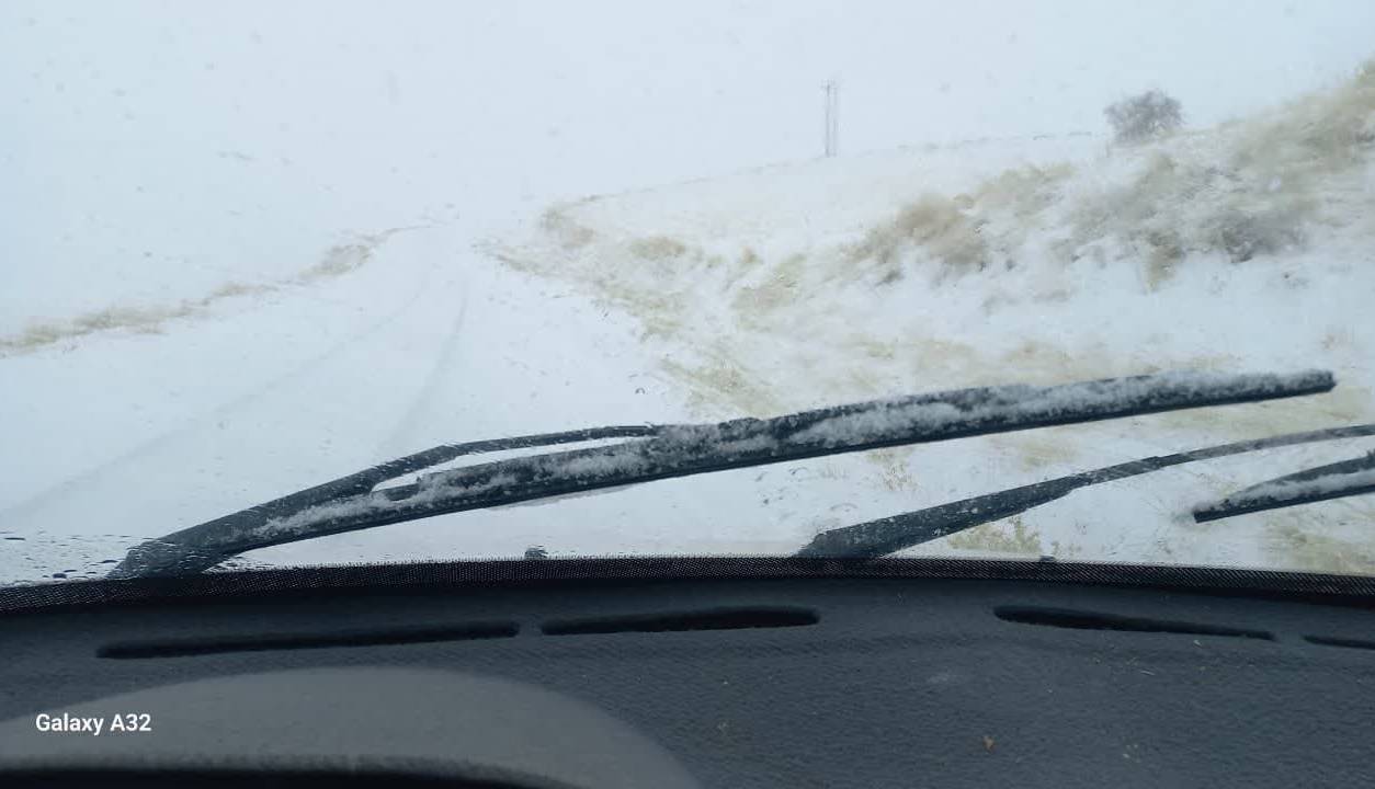 بارش برف راه ارتباطی ۷۰ روستای دلفان را بست