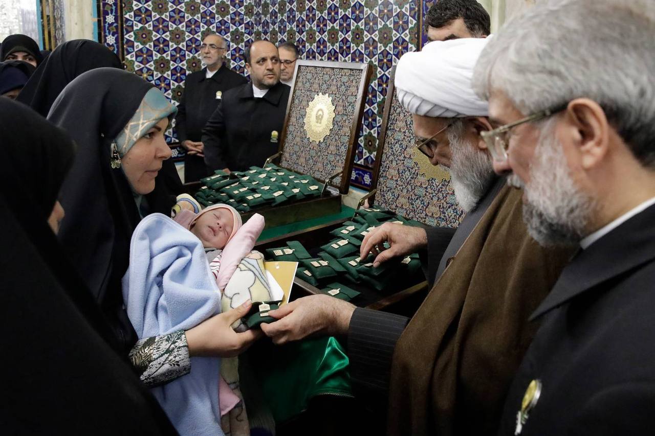 عکس/ غبارروبی ضریح مطهر امام رضا(ع) با حضور بانوان‌