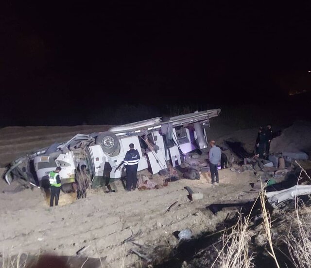 واژگونی اتوبوس در محور یاسوج - اصفهان با ۱۳ مصدوم