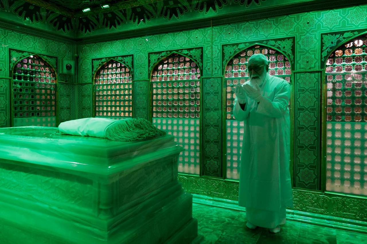 عکس/ غبارروبی ضریح مطهر امام رضا(ع) با حضور بانوان‌