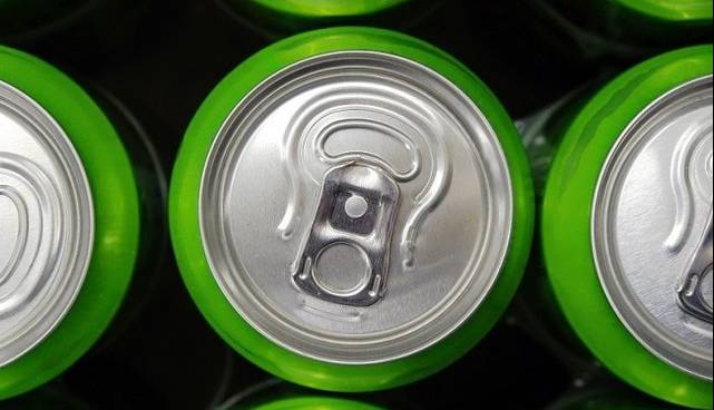 هشدار پزشکان درباره مصرف زیاد نوشابههای انرژیزا